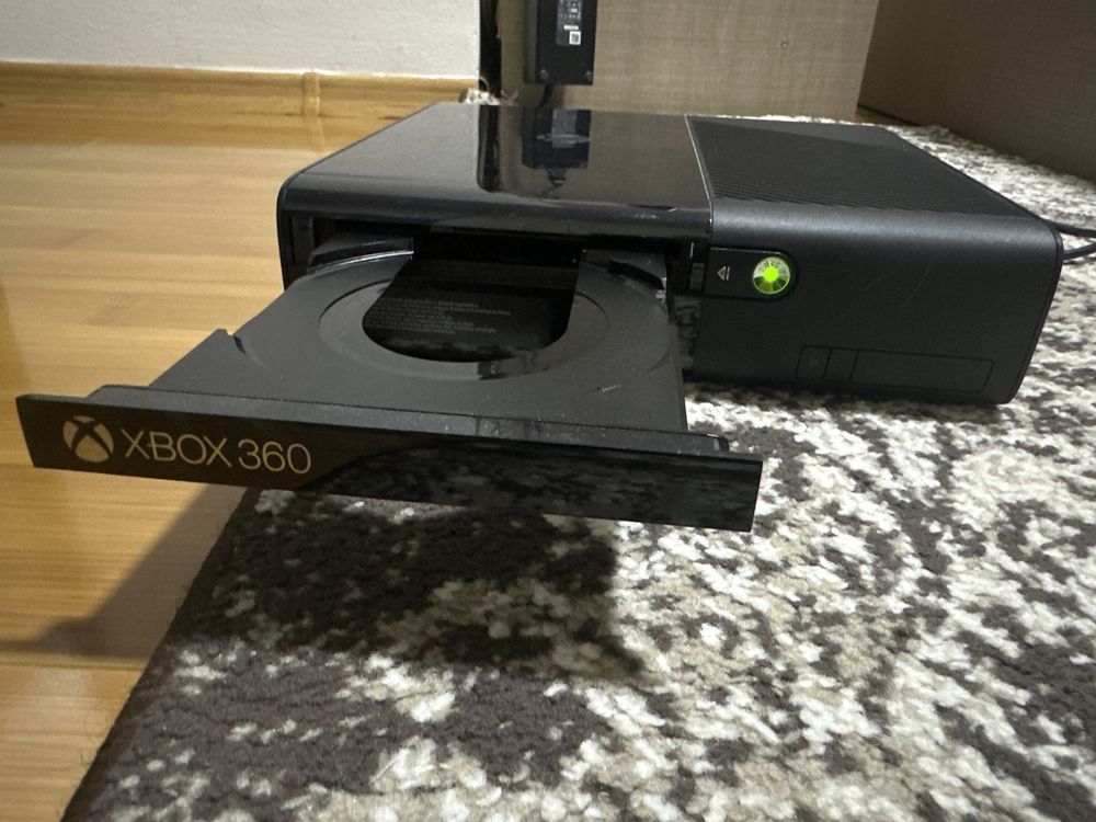 Xbox 360 ; 2 manete  (+2 jocuri)