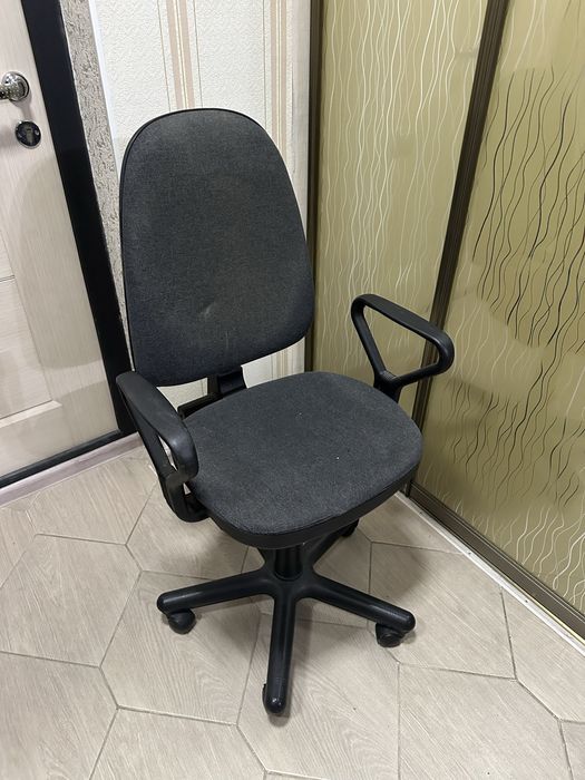 Удобное офисное кресло на колесиках с регулировкой высоты. Срочно!