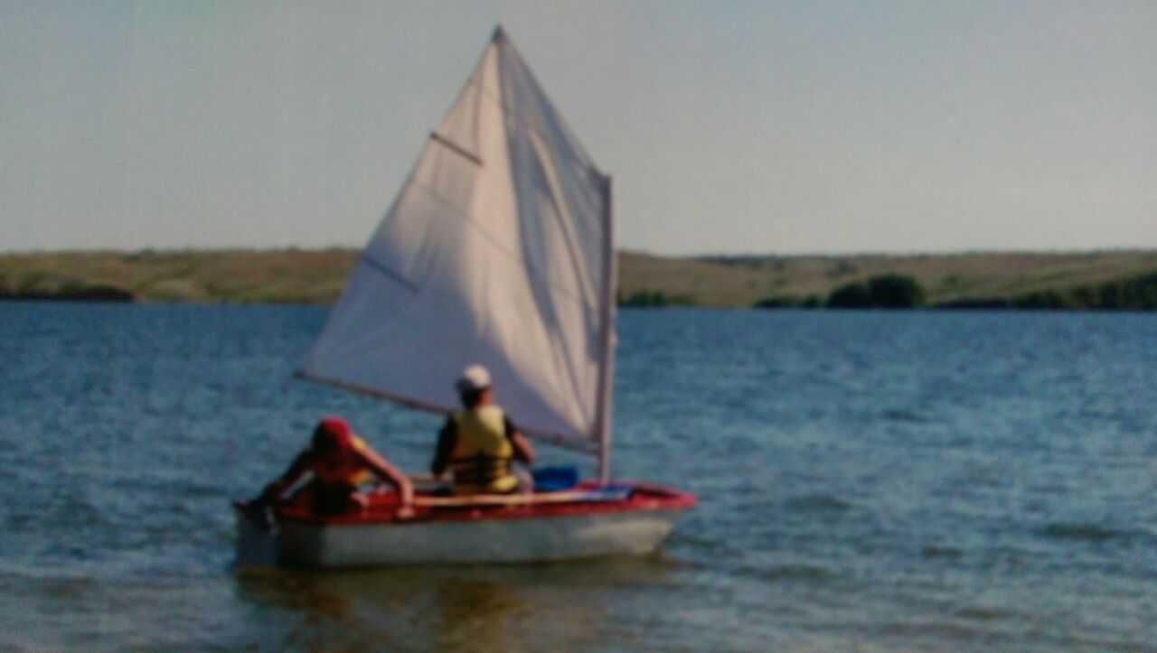 лодка пластиковая с мотором и парусом