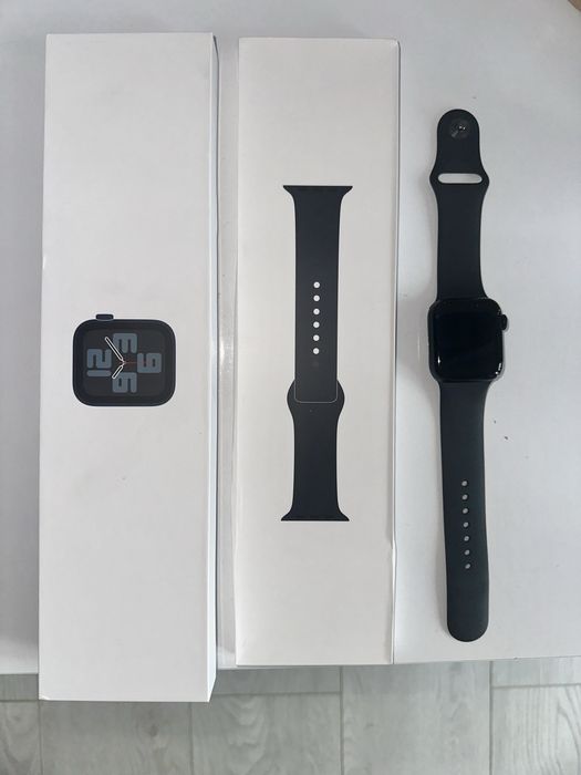 Продавам Apple Watch SE