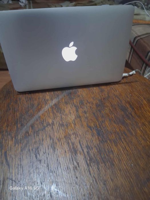 Vând laptop Apple foarte bun