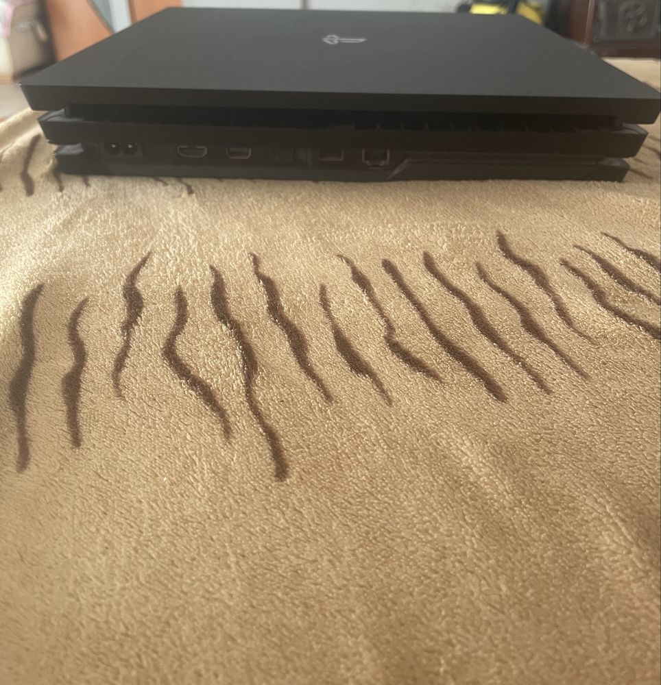 Play station 4 pro cu o maneta