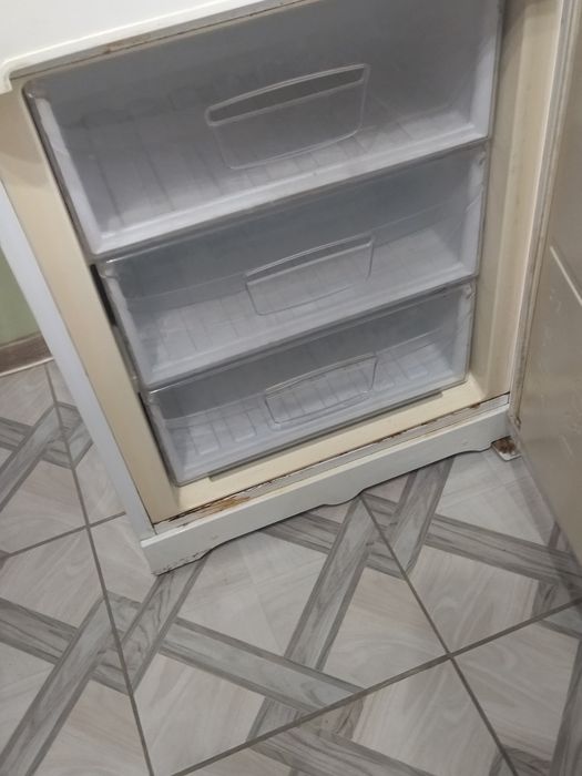 Холодильник индезит продам