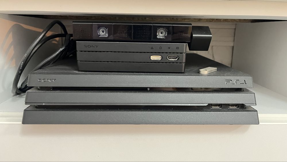 Ps4 pro modat + 2 manete