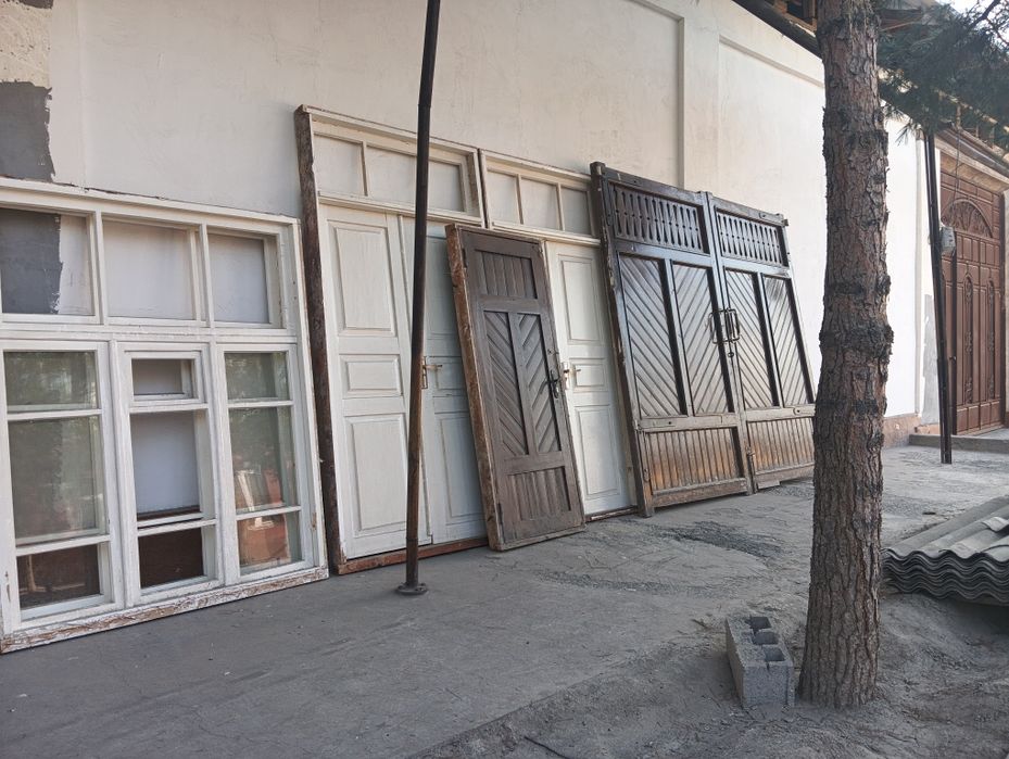 Ёғоч дарвоза сотилади,