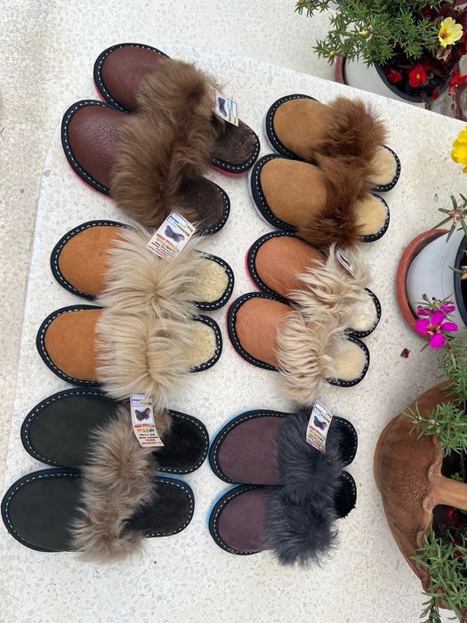 2 perechi de Papuci de casă din blană naturală ovină