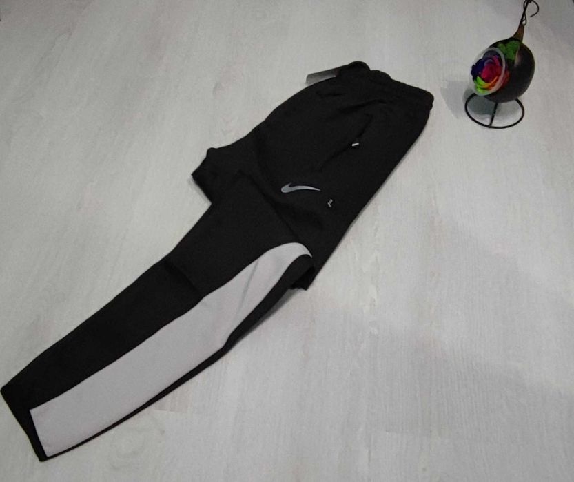 Pantaloni bărbați Nike