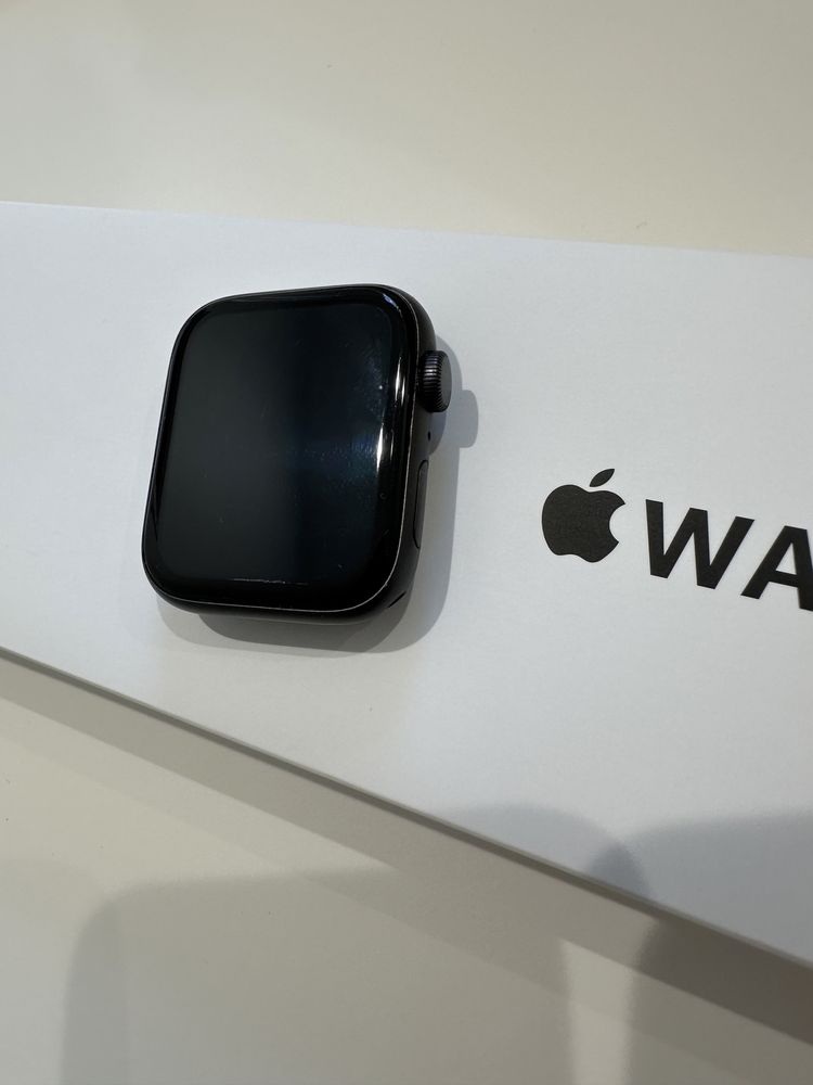 Vând Apple Watch SE 44mm prima generație