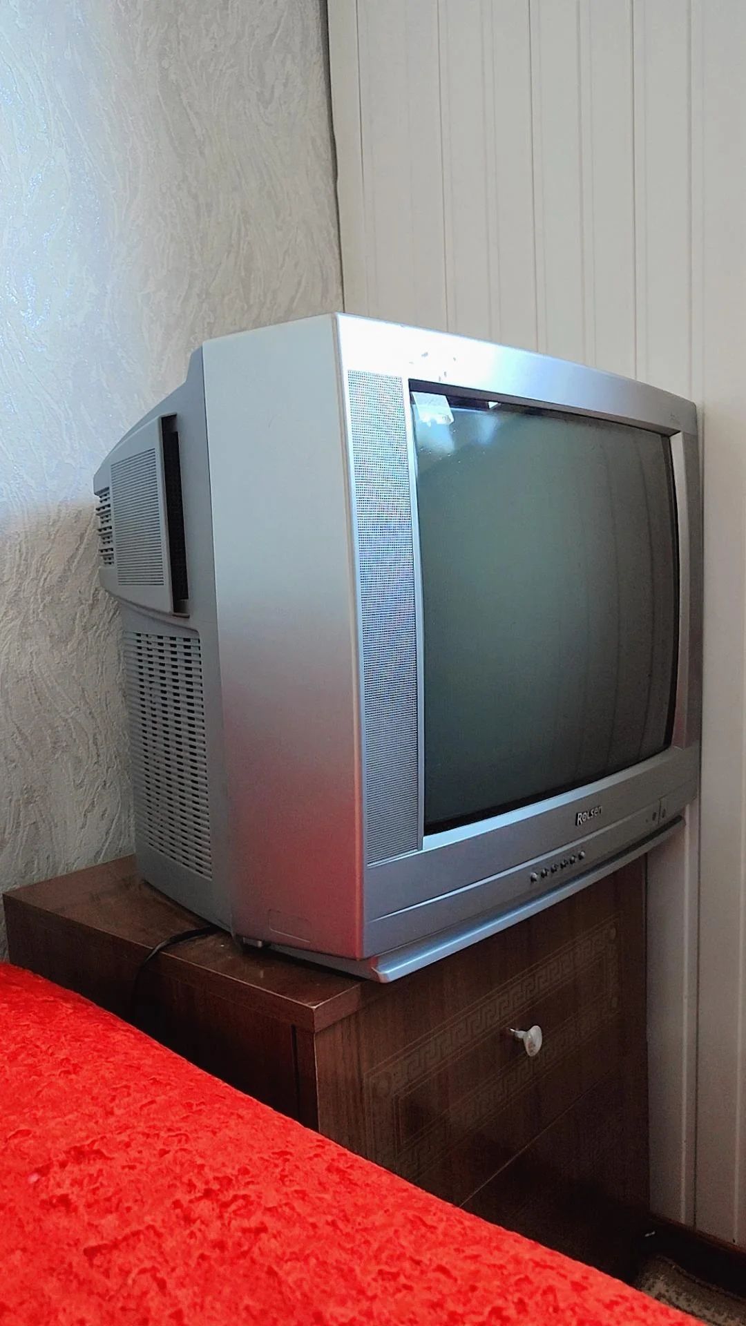 Телевизор Rolsen с подставкой