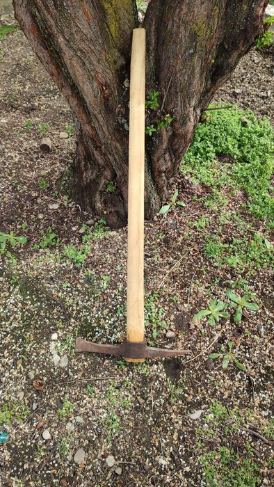 Târnăcop facut la forjă