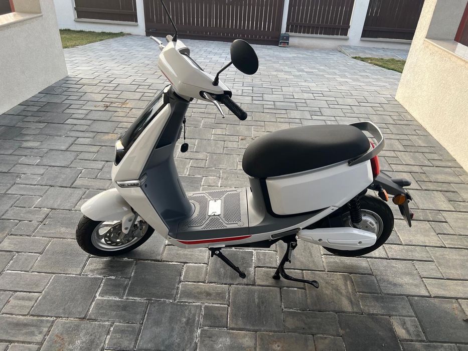 Scuter electric Yadea impecabil
