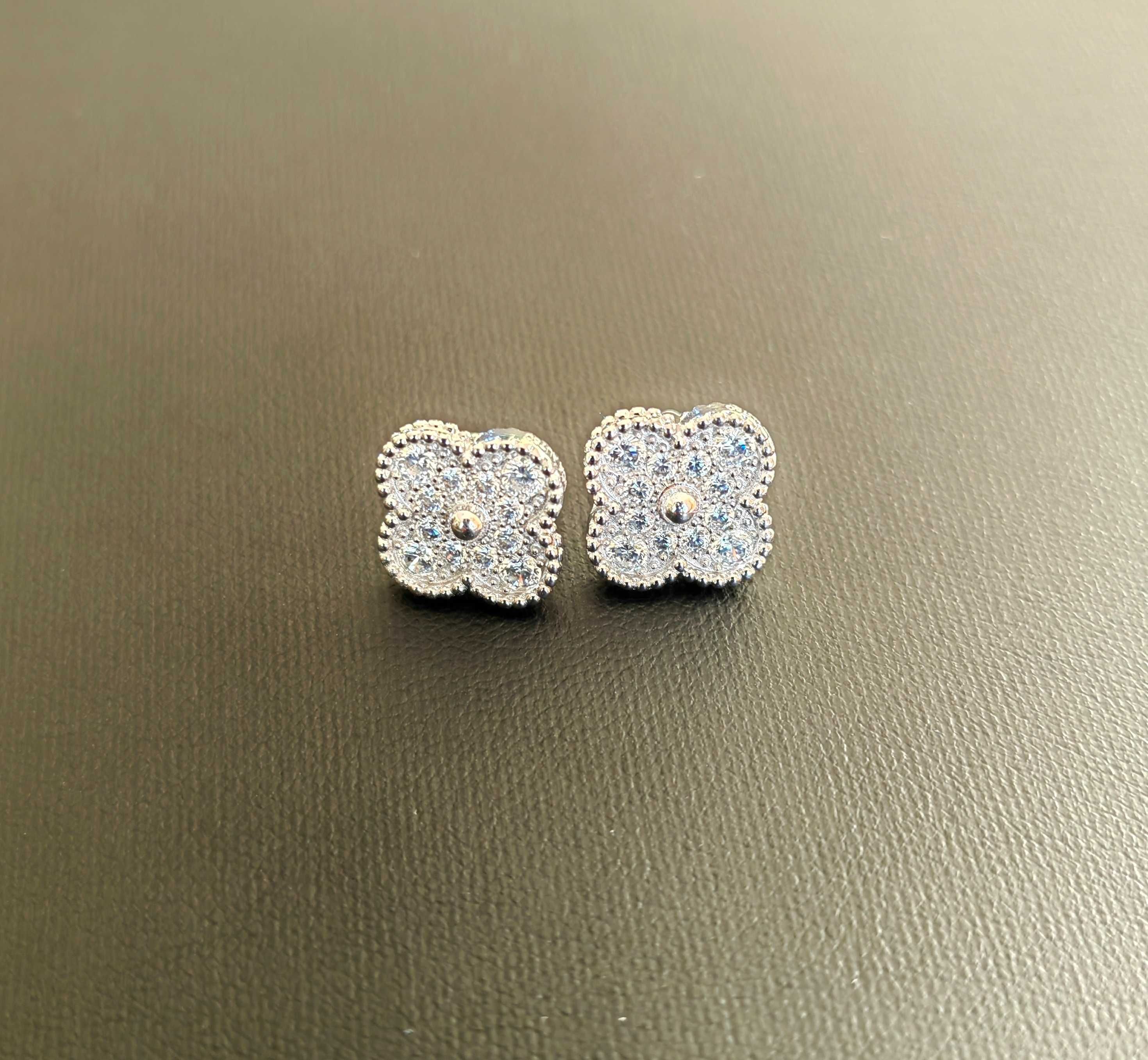 Сребърни обеци с циркониеви камъни Van Cleef & Arpels VCA
