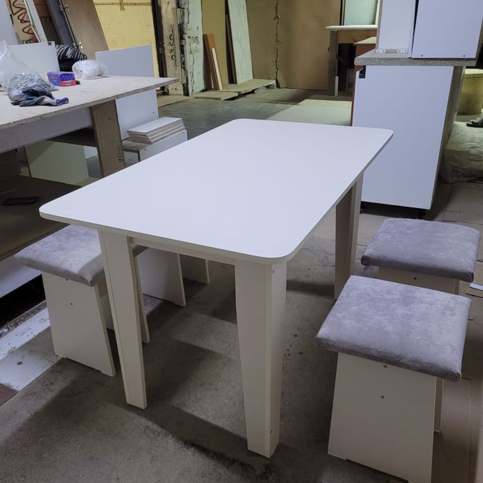 Стол+4 табуретки с мягким сиденьем