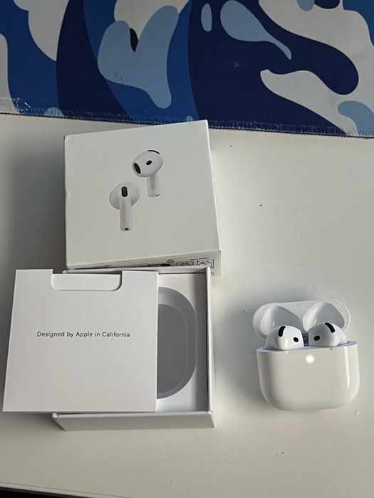 Airpods 4 със active noise cancellation