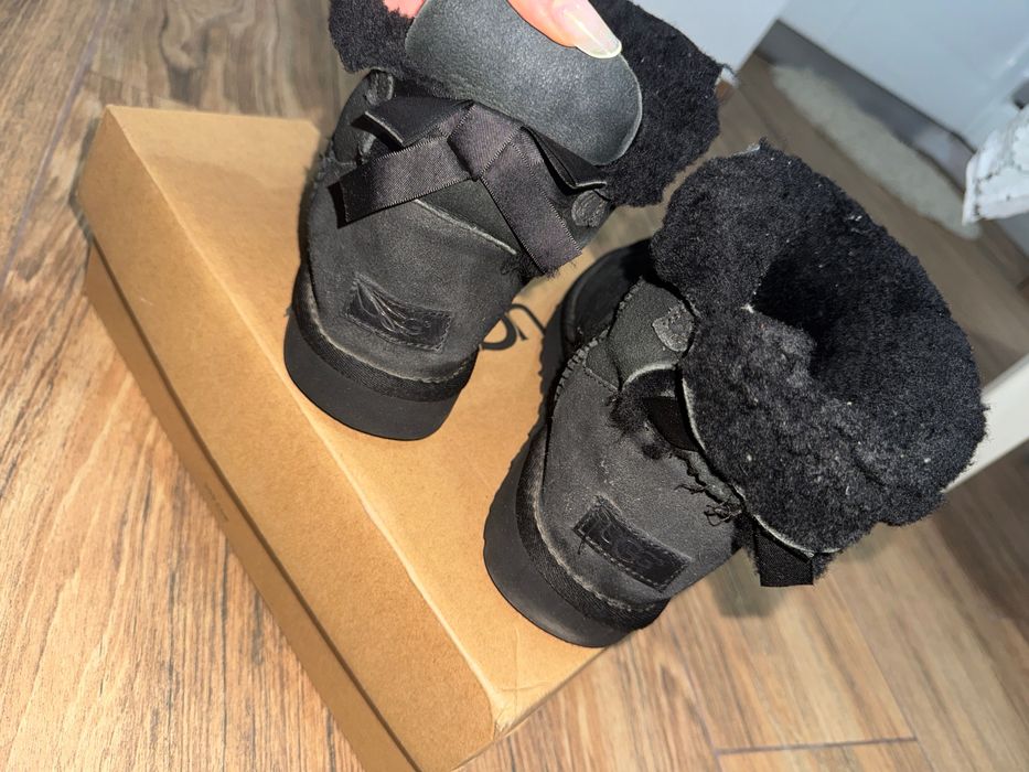 Ugg uri negre, in stare buna