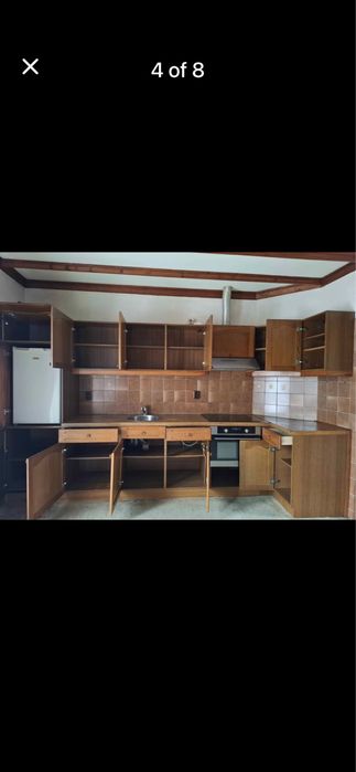 Ъглова кухня с дъбови врати