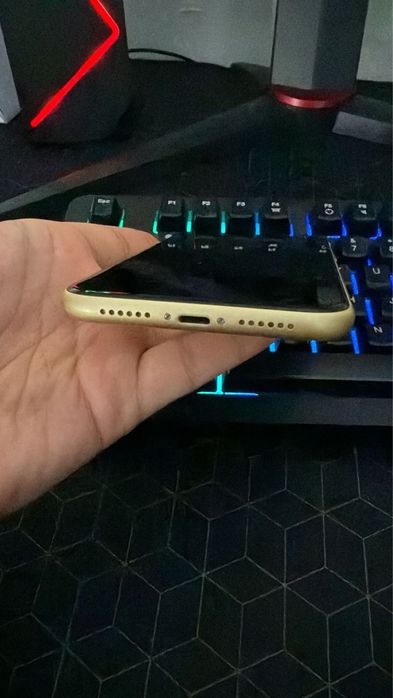 Iphone 11 cu defect spate