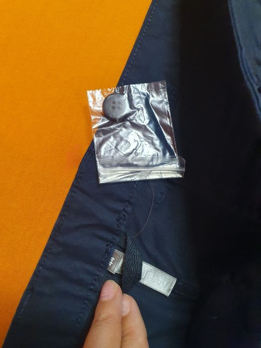 Pantaloni bleumarin, nou-nouți