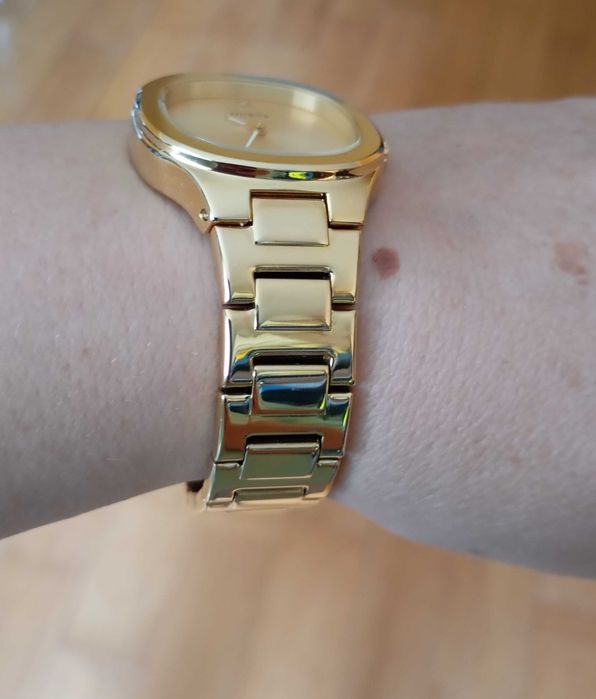 Часовник дамски Guess Eve GW0615L2. Нов. Златист.