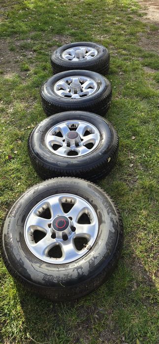 Vând cauciucuri de iarna + genți