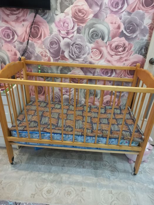 Продам детскую кроватку с матрасом