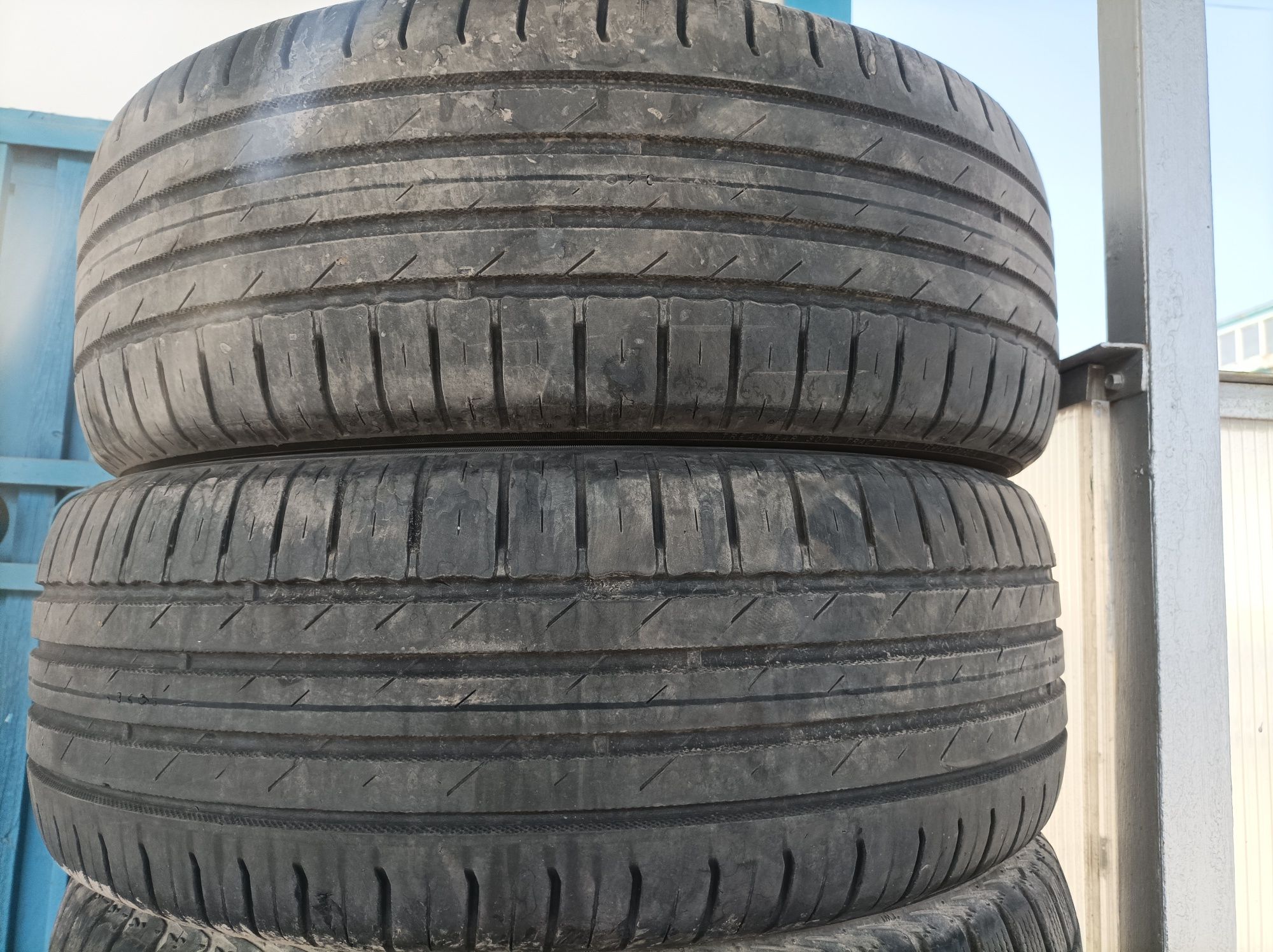 Продавам 2 летни гуми 205/60/16 Nokian wetproof -35 лв/бр.