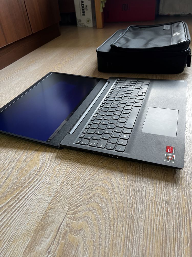 Laptop lenovo v15