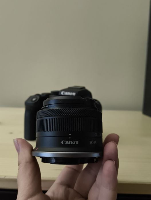 Canon EOS R10 30k cadre + obiectiv canon rf 18-45mm f4.5-6.3 + baterii