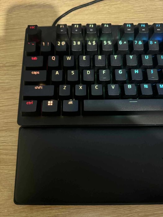 Клавиатура Razer Huntsman V2 TKL с гаранция 1 год. 6 мес.