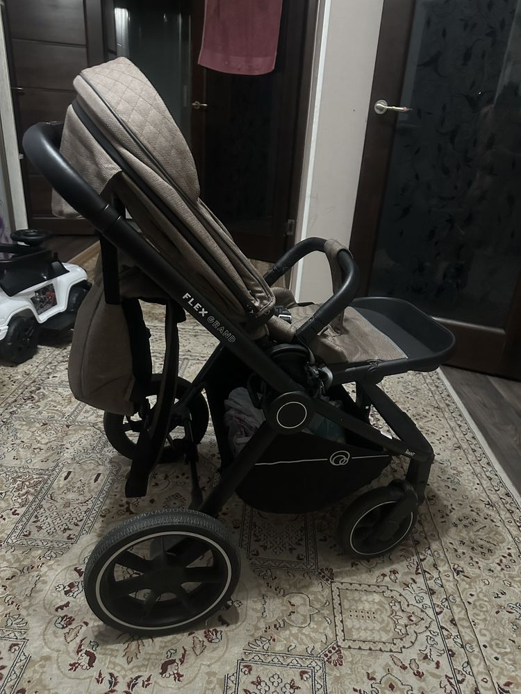 Продам коляску 2 в 1 имеется еще люлька для младенцев фирма Rent