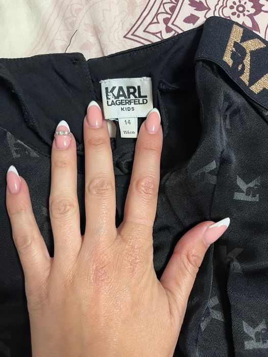 Оригинални  блуза на Karl Lagerfeld и клин на Guess