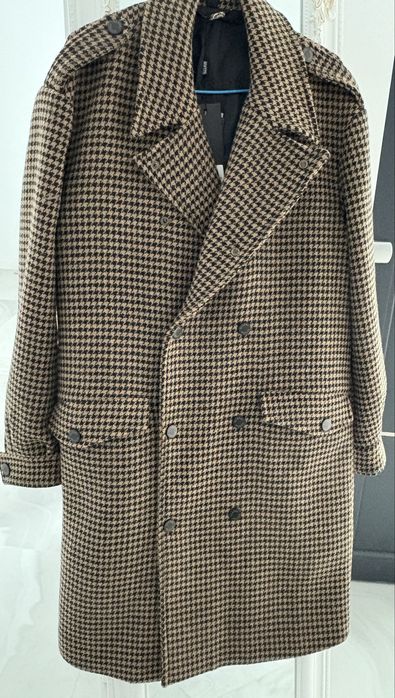 Palton barbat nou, nefolosit, in carouri