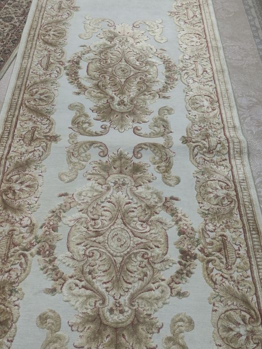 Бельгийский ковер. С выпуклыми вышитыми узорами коронна.