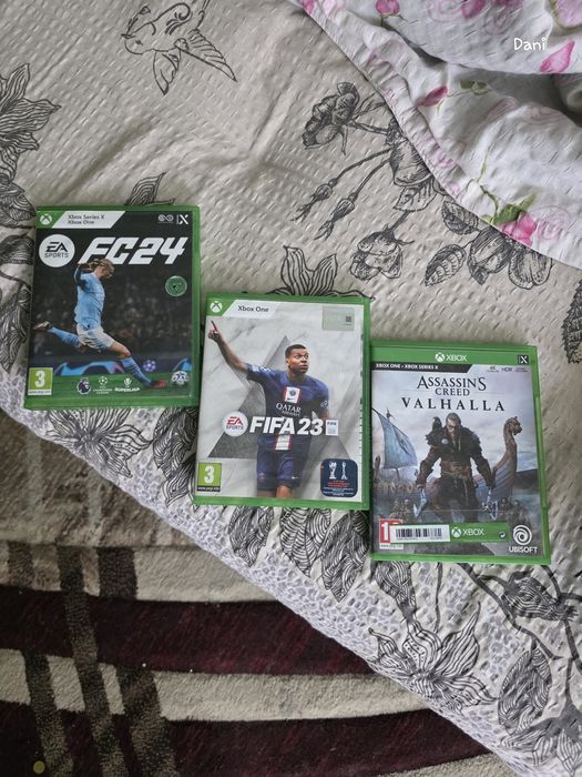 Vând XBOX ONE plus 2 manete