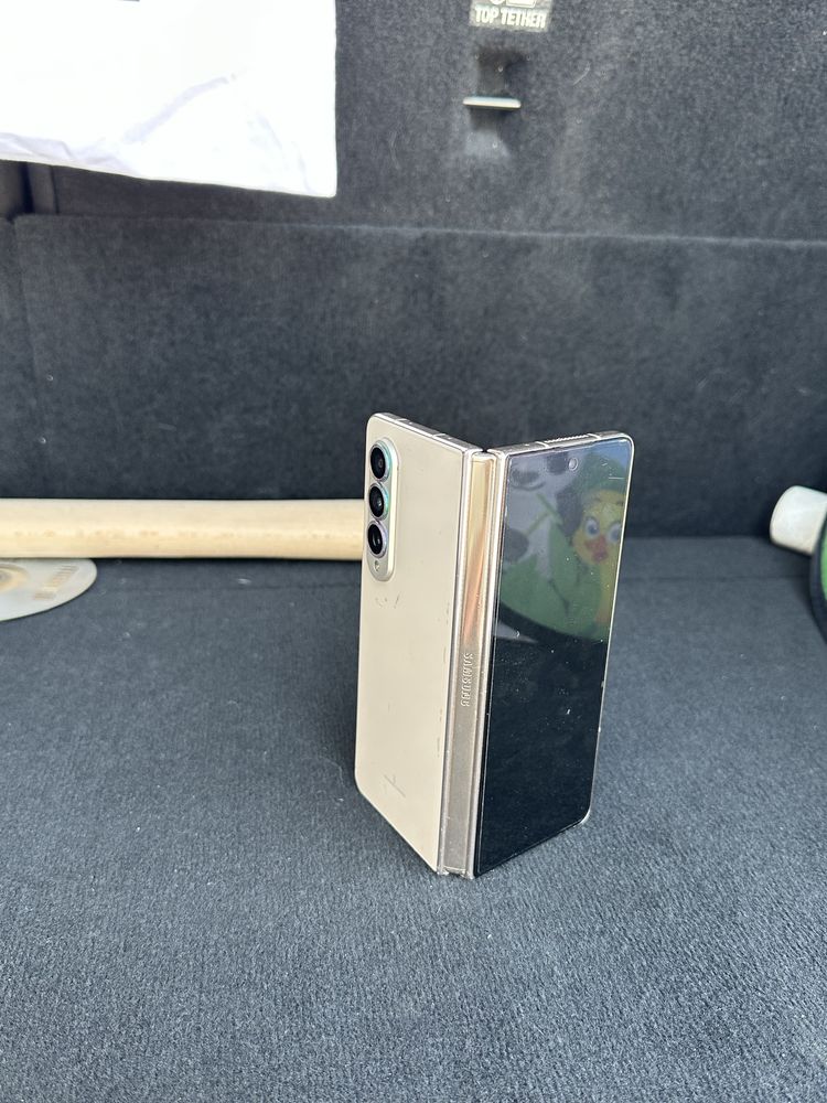 Galaxy Z Fold 4 Gold
