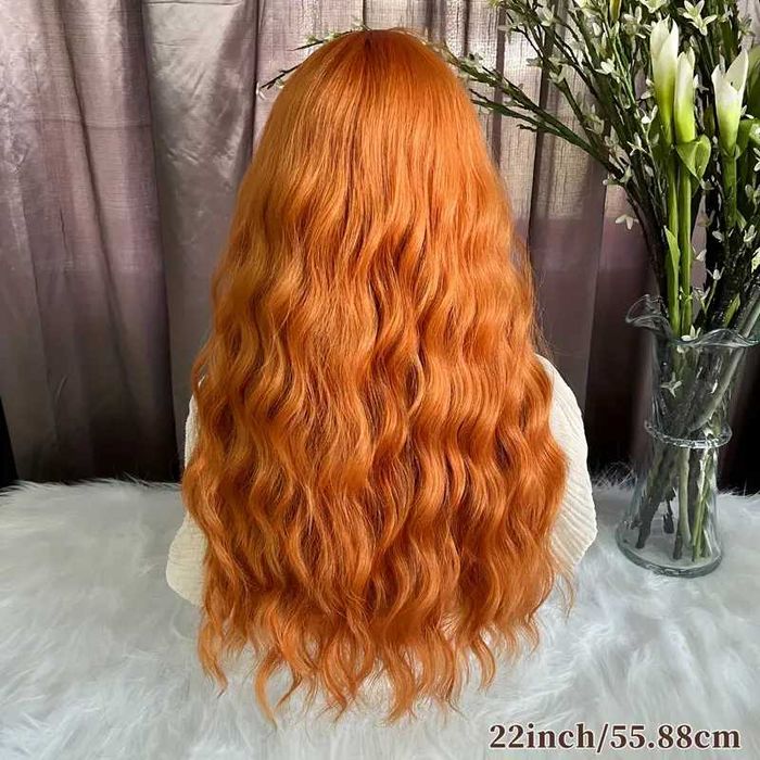 Оранжева вълнообразна перука с бретон