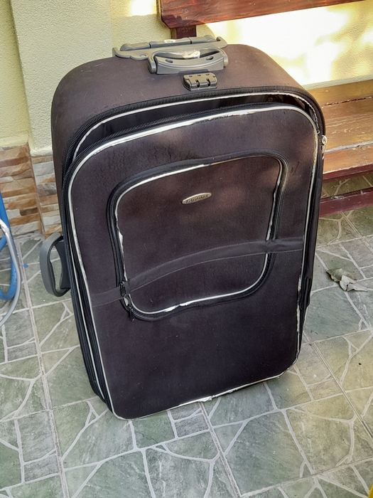 Vând valiza mare cu fermoar.