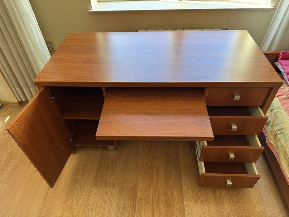 Масивно бюро в отлично състояние