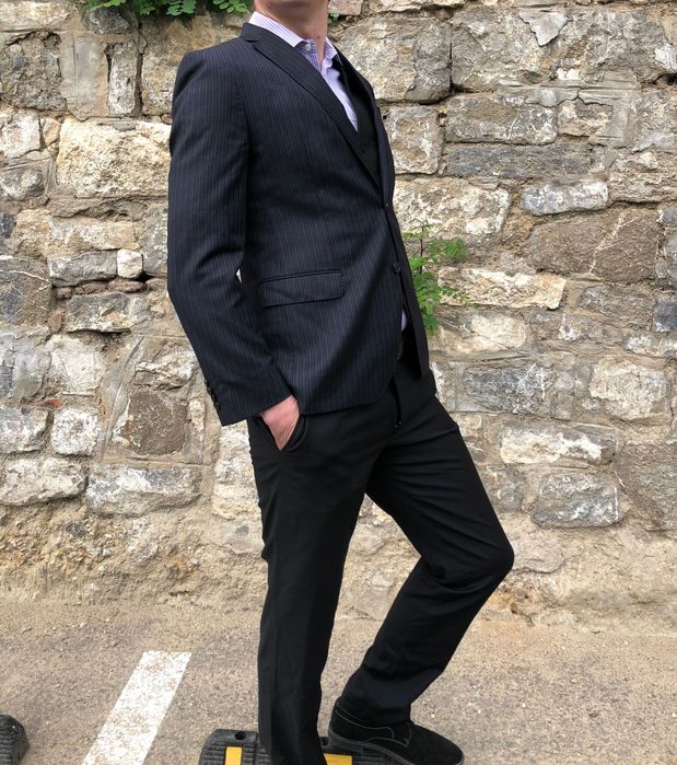 Vând pantaloni costum Pierre Cardin second hand.