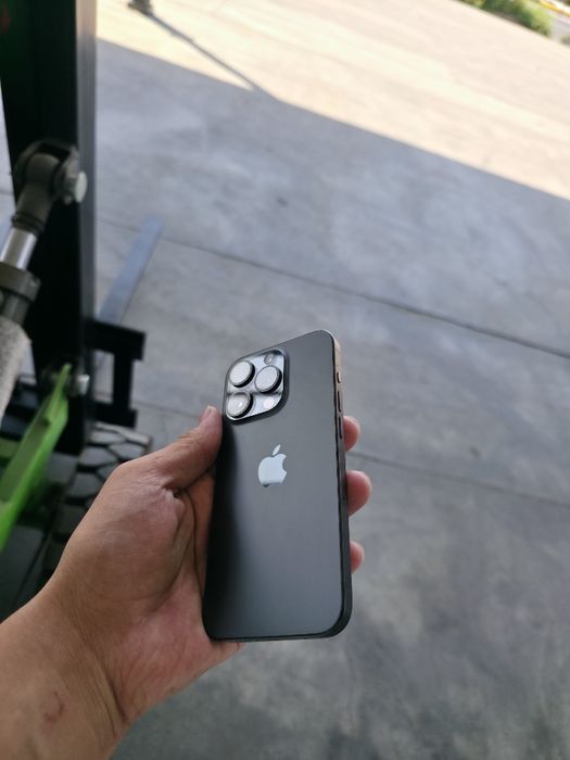 IPhone 15 pro black titanium