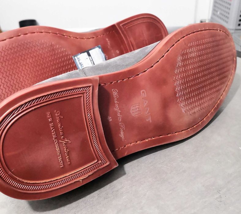 pantofi gant piele gri.