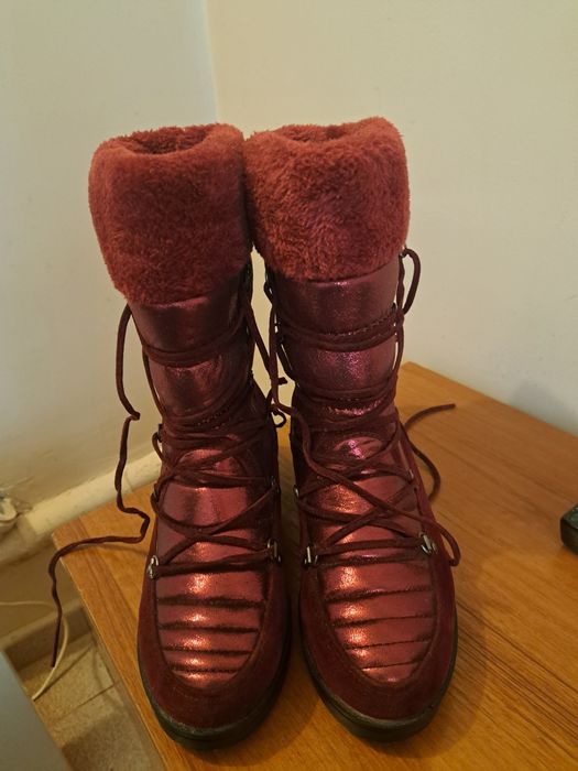 Продавам топли дамски ботушки