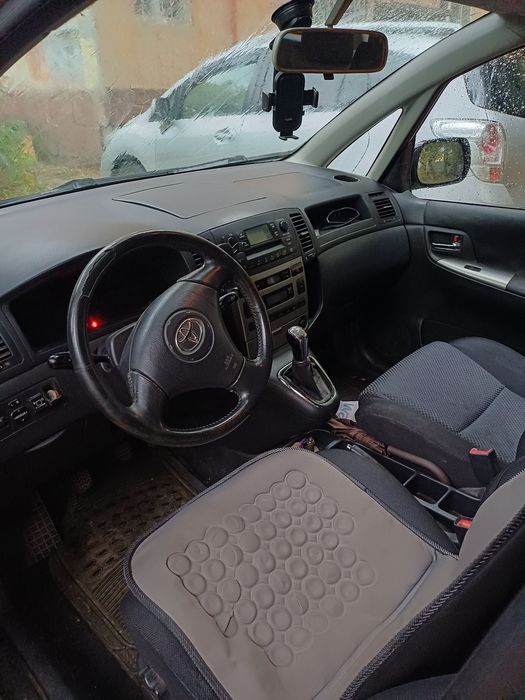 Продавам Тойота Корола Версо.