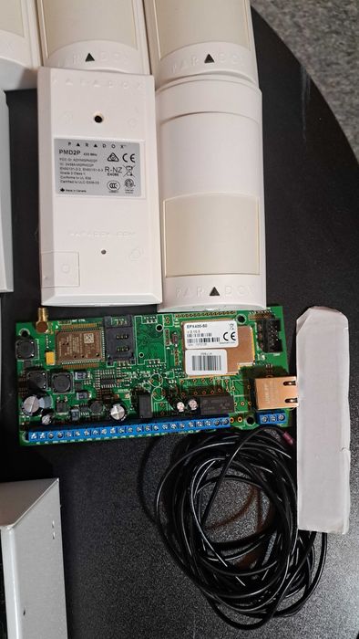 Vând/ schimb sistem alarma Paradox cu modul gsm