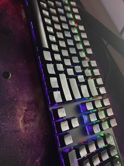 Salutare, vand set complect de gaming.