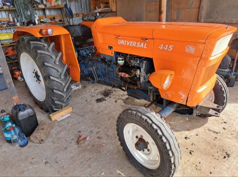 Tractoras Universal 445 Belgia