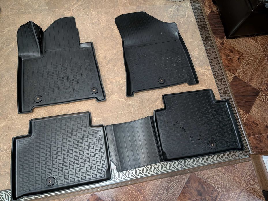 Резиновые коврики в салон
