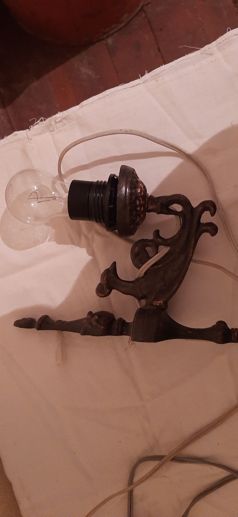 Стенна лампа с гравюри
