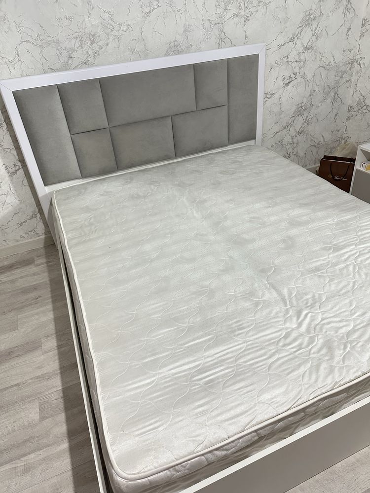 Кровать двуспальная  с матрасом+ 2 тумбы