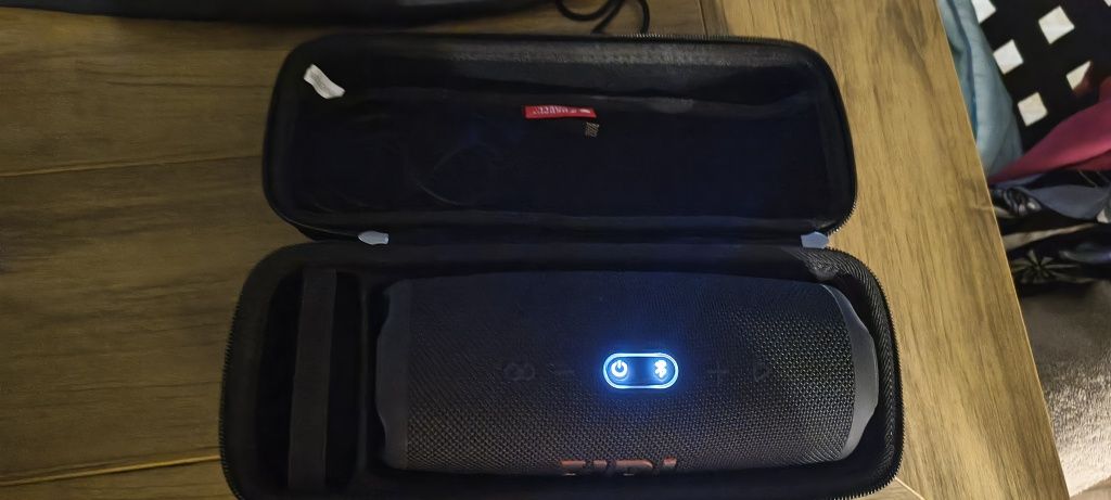 JBL Charge 5 със защитен калъф
